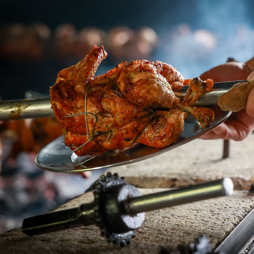 Maelo Chicken Fever, en la PR-155, Km. 54.3, vende entre 1,100 y 1,150 pollos semanalmente.