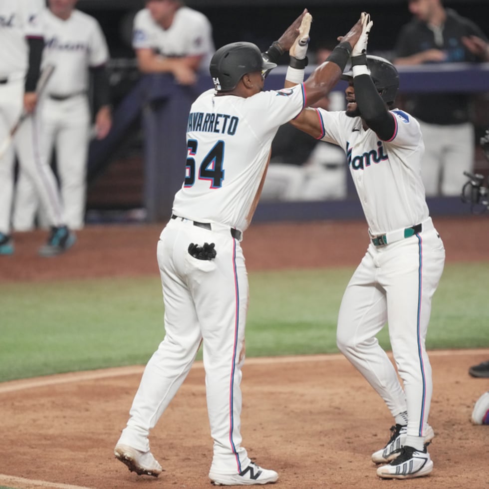 Otto Lopez, a la derecha, celebra con Brian Navarreto un jonrón de dos carreras en el noveno inning.
