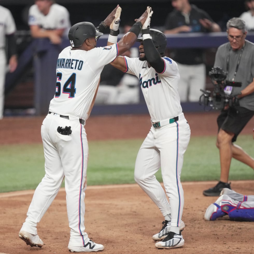 El dominicano Otto Lopez, a la derecha celebrando un jonrón con el boricua Brian Navarreto (64) en un partido en junio, es líder de las Mayores en bateo con promedio de .345.