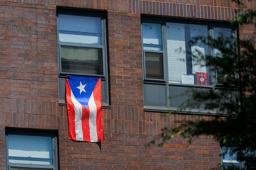 Algunos residentes expresan su orgullo patrio con banderas en sus hogares.