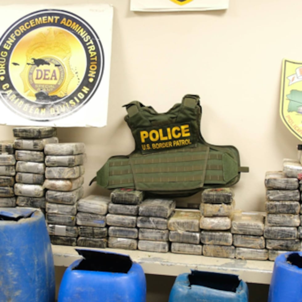 El cargamento ocupado durante la madrugada de este jueves en la costa de Camuy.