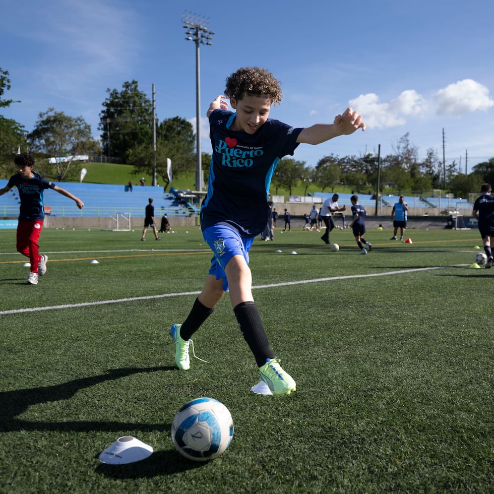Niños y niñas entre los siete y 18 años participaron el miércoles de unas clínicas en el Bayamón Soccer Complex.