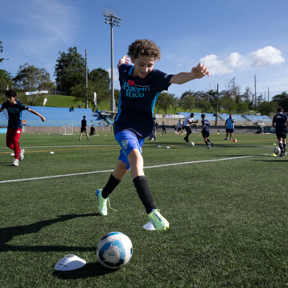 Niños y niñas entre los siete y 18 años participaron el miércoles de unas clínicas en el Bayamón Soccer Complex.