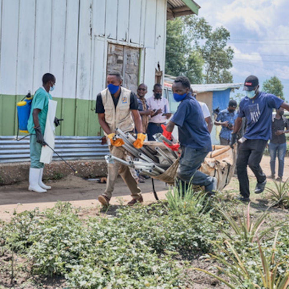 Trabajadores humanitarios transportan suministros para instalar un centro de tratamiento del ébola en Bunia, Congo, el martes 19 de mayo de 2026. (AP Photo/Dirole Lotsima Dieudonne)