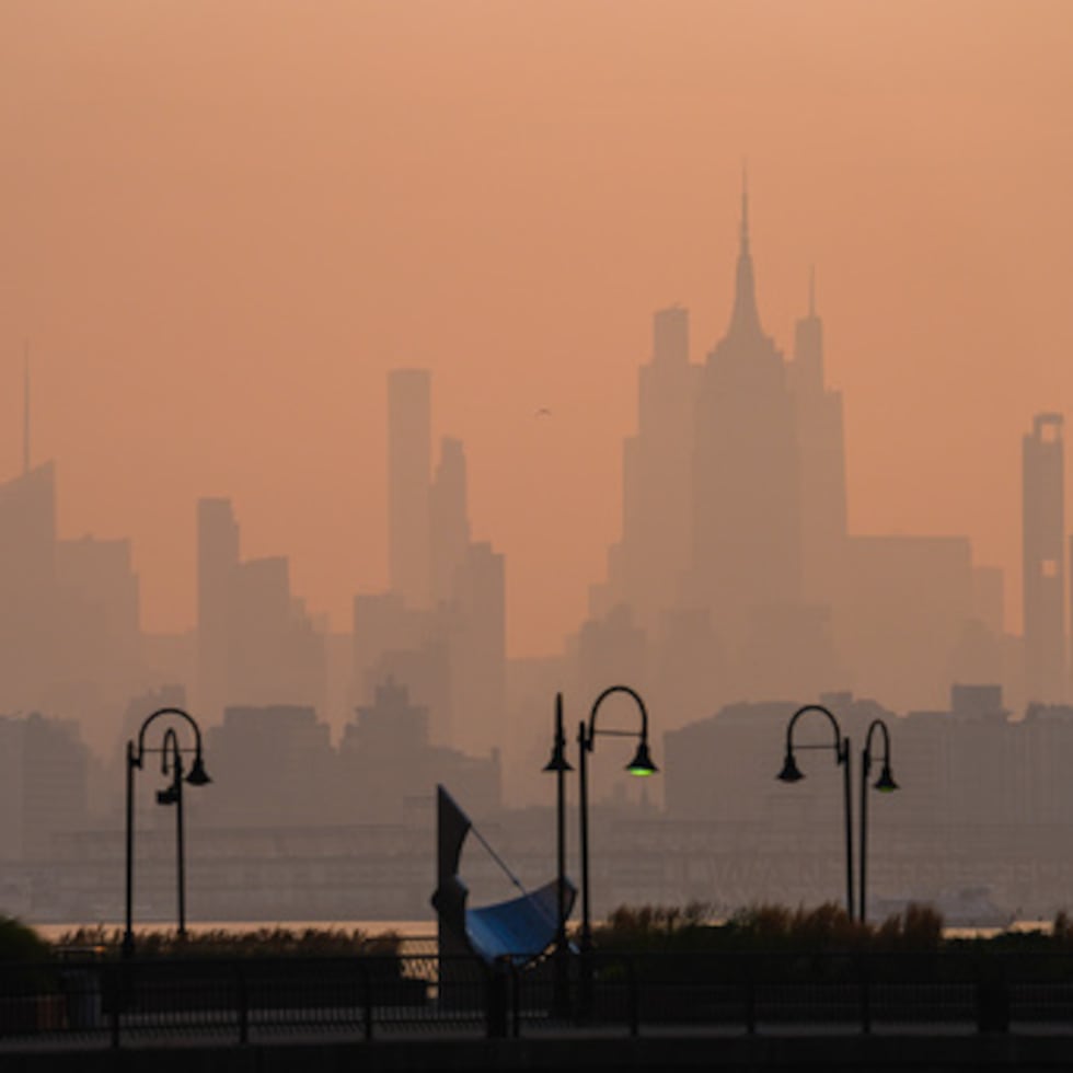 Vista de la ciudad de Nueva York envuelta en el humo provocado por los incendios forestales, el viernes.