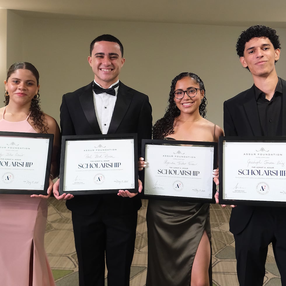 Sobre estas líneas, estudiantes que obtuvieron el Premio Azmat A. Assur para Futuros Académicos el año pasado. Este año, otorga hasta $20,000 por alumno para apoyar estudios universitarios en áreas de STEM en universidades en Puerto Rico.