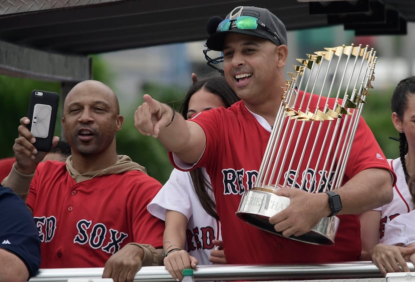 Alex Cora muestra el trofeo de la Serie Mundial durante una caravana celebrada en Caguas el 3 de noviembre de 2018. (AP / Carlos Giusti)