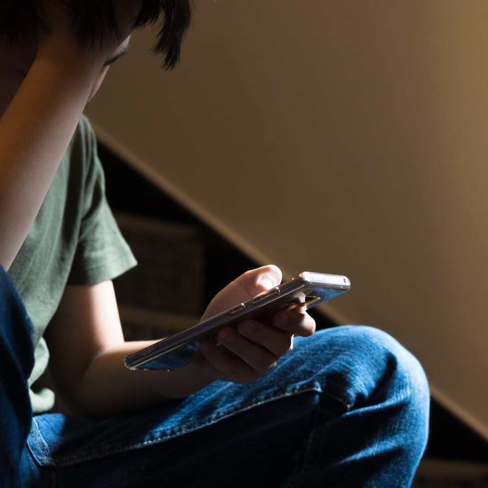 El "cyberbullying" suele ocurrir en redes sociales; por mensajes de texto o aplicaciones de mensajería instantánea; por correo electrónico; en videojuegos en línea; en foros y salas de chat y en tablones de anuncios en internet.