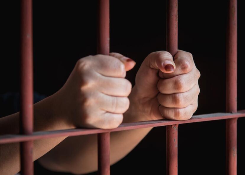 Además de la mujer, otros dos agentes fueron sentenciados a dos años de cárcel. (GFR Media)