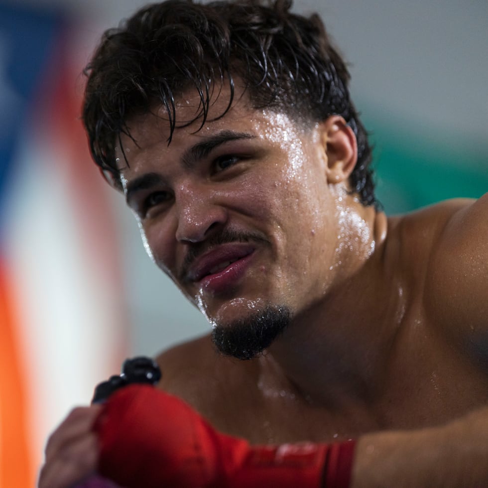 Xander Zayas se toma una pausa durante un entrenamiento en el
Gimnasio Wilfredo Gómez, en Guaynabo.