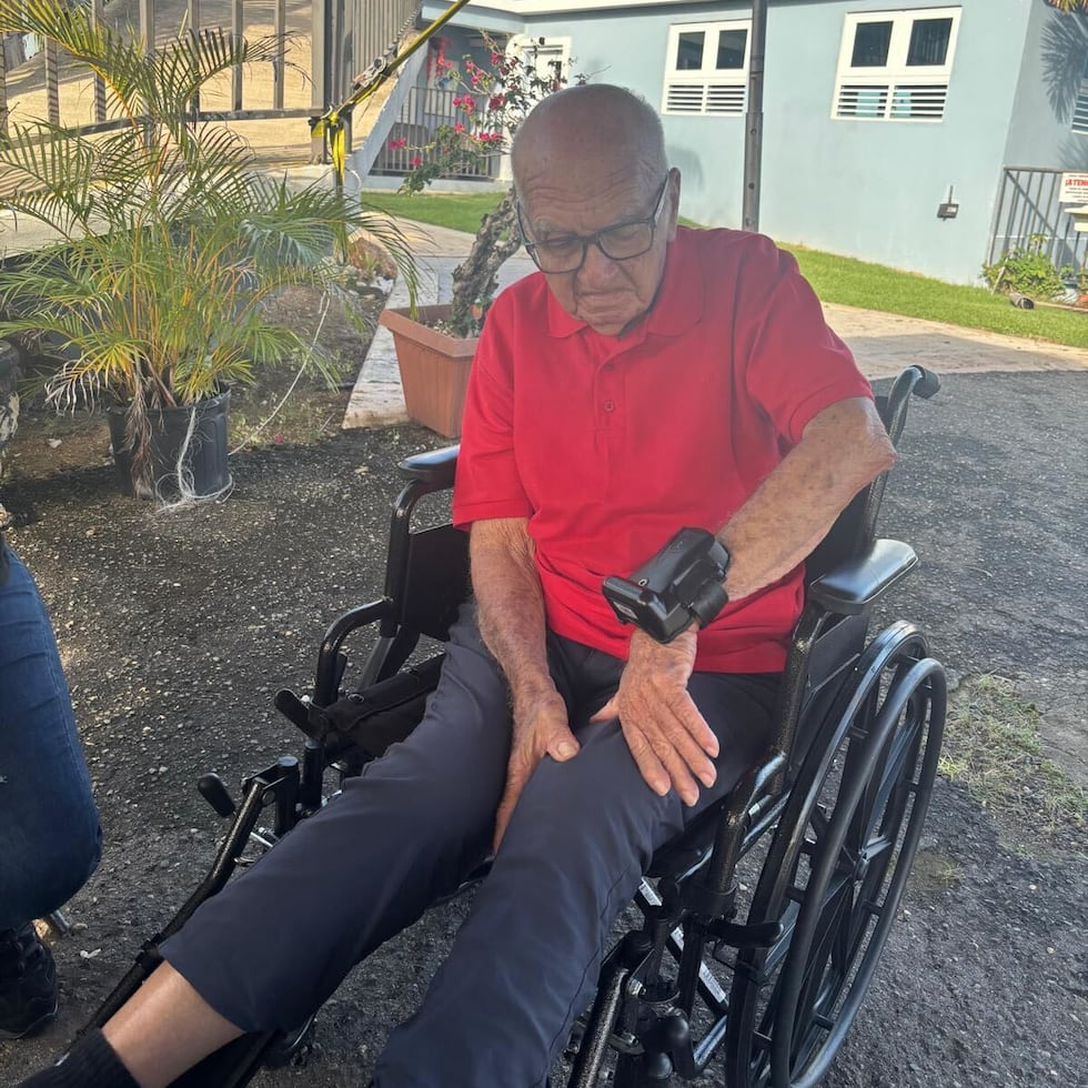 Una imagen suministrada de Pedro González de León con el grillete, ahora recolocado en su mano.