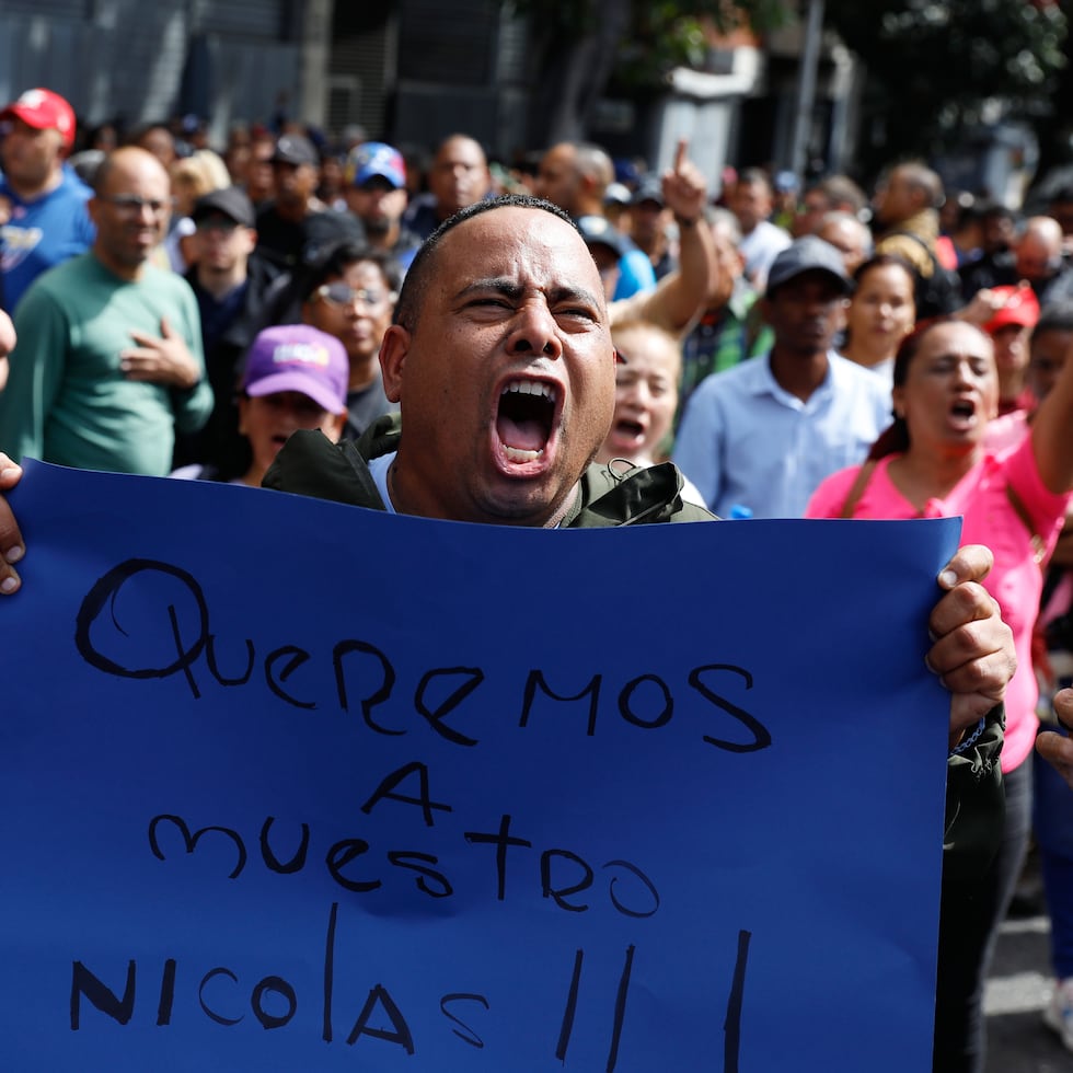 “Queremos a Maduro”, gritaban los manifestantes concentrados en espacios cercanos al palacio presidencial de Miraflores.