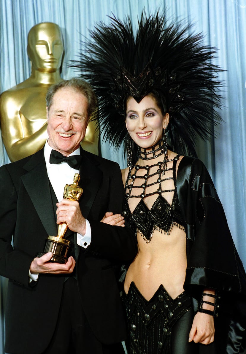 La actriz y cantante Cher viste una creación de Bob Mackie durante los premios Oscar de 1986.