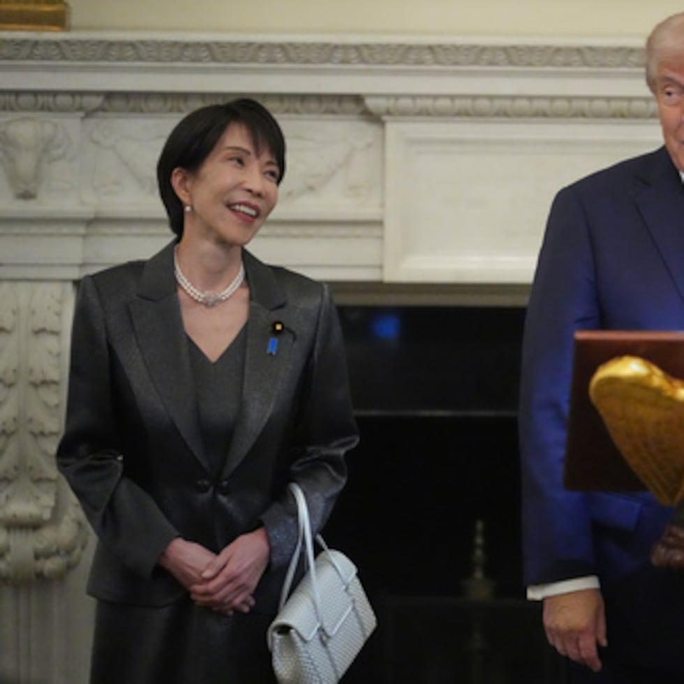 El presidente Donald Trump asiste a una cena con la primera ministra de Japón, Sanae Takaichi, en el Comedor de Estado de la Casa Blanca, el jueves 19 de marzo de 2026, en Washington.