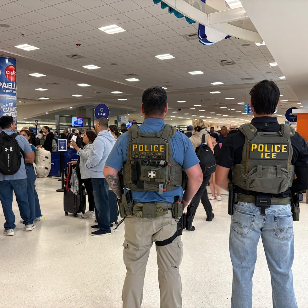 Agentes de ICE llegan al Aeropuerto Internacional Luis Muñoz Marín en Carolina para asistir con el manejo de pasajeros por las extensas filas registradas por la poca cantidad de oficiales de TSA.