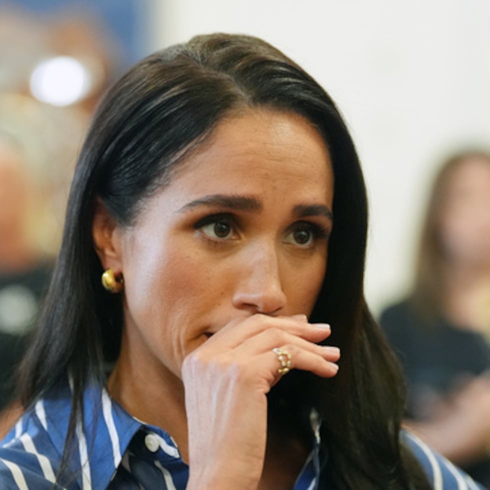 ARCHIVO - Meghan Markle, duquesa de Sussex, se reúne con socorristas voluntarios del Bondi Surf Bathers' Life Saving Club durante una visita a la playa de Bondi, en Australia, el 17 de abril de 2026. (Jonathan Brady/Foto de Pool vía AP, archivo)