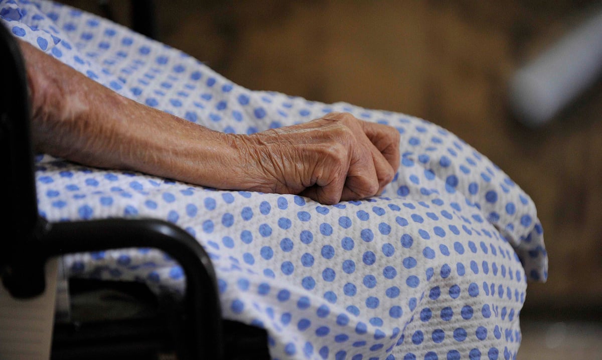“Sáquenme de aquí”: vecinos preocupados por supuesto maltrato a mujer de 94 años encerrada en Bayamón
