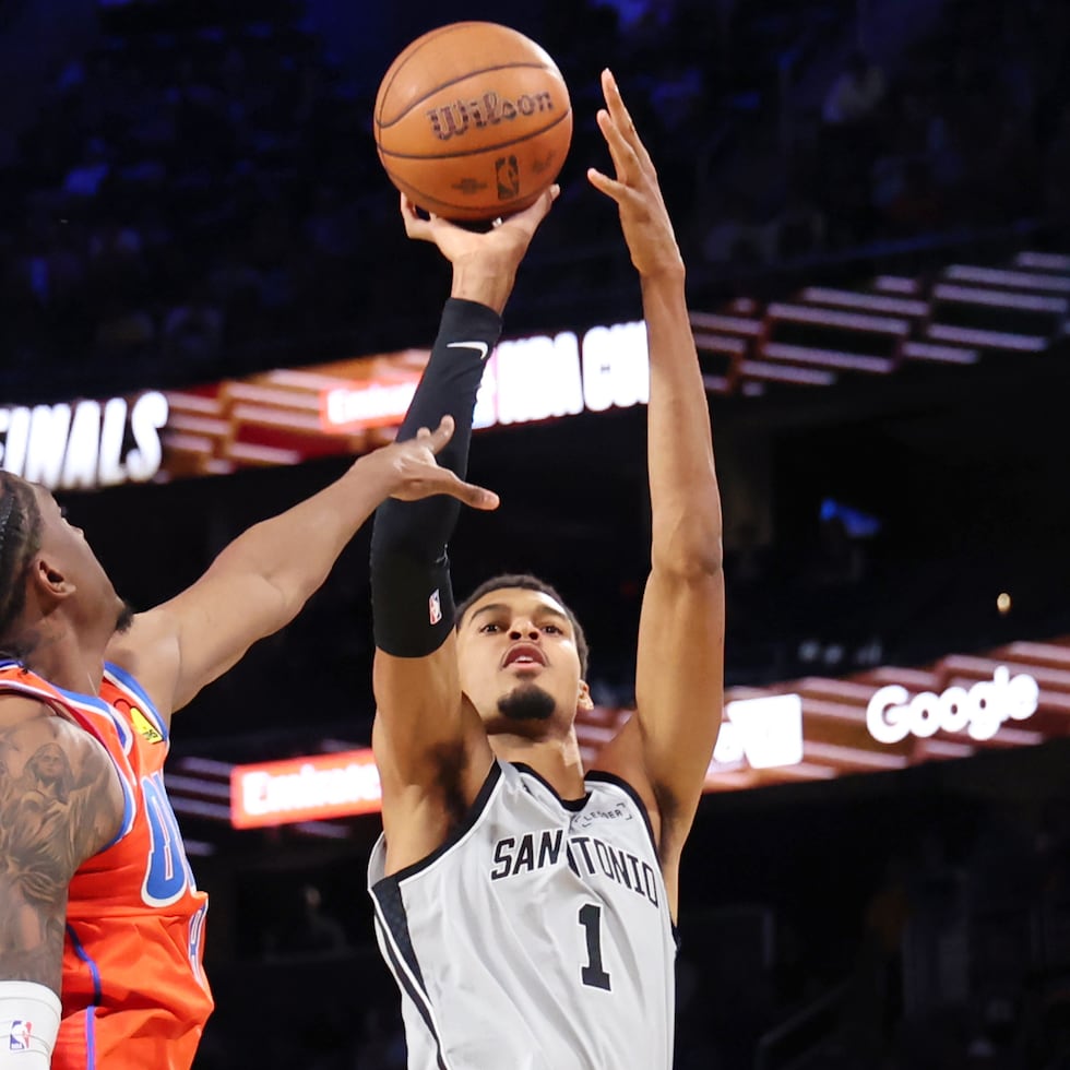 Victor Wembanyama realiza un disparo ante la defensa de Jalen Williams.