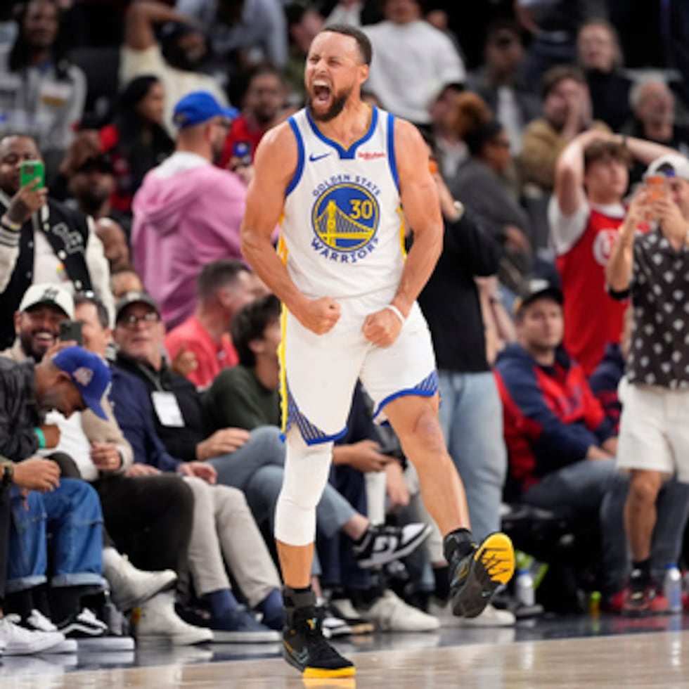 El escolta de los Golden State Warriors Stephen Curry celebra tras anotar durante la segunda mitad de un partido de baloncesto del torneo de play-in de la NBA contra Los Angeles Clippers, el miércoles 15 de abril de 2026, en Inglewood, California (AP Photo/Mark J. Terrill)