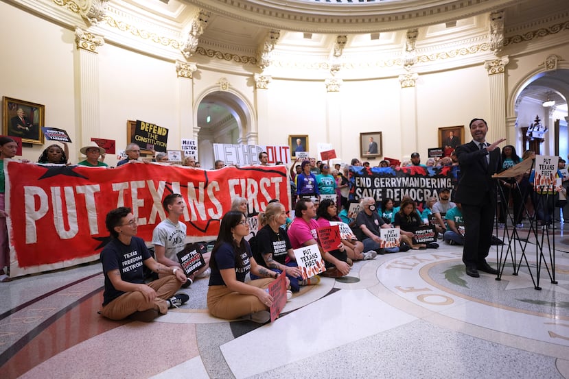 El congresista Joaquin Castro, derecha, habla con manifestantes reunidos en la rotonda fuera de la Cámara de Representantes en el Capitolio de Texas, mientras los legisladores debaten la reconfiguración del mapa parlamentario de Estados Unidos, el miércoles 20 de agosto de 2025 en Austin, Texas. (AP Foto/Eric Gay)