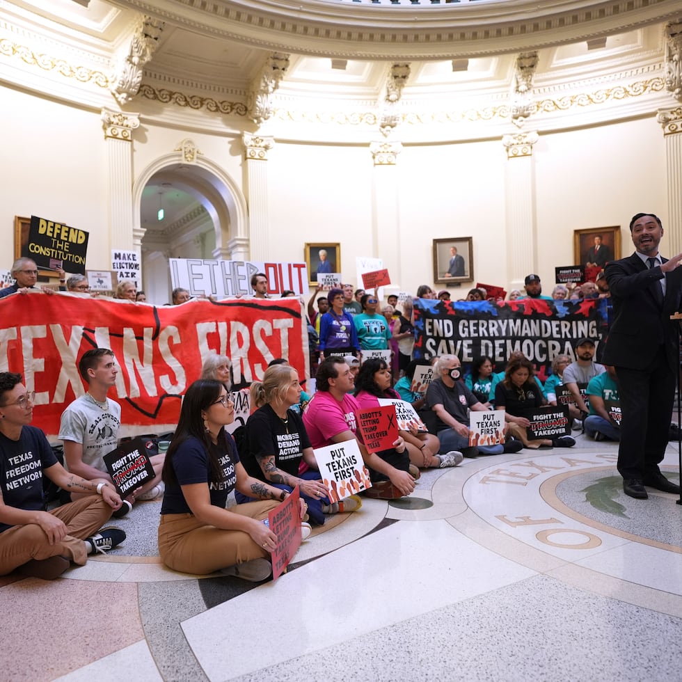 El congresista Joaquin Castro, derecha, habla con manifestantes reunidos en la rotonda fuera de la Cámara de Representantes en el Capitolio de Texas, mientras los legisladores debaten la reconfiguración del mapa parlamentario de Estados Unidos, el miércoles 20 de agosto de 2025 en Austin, Texas. (AP Foto/Eric Gay)