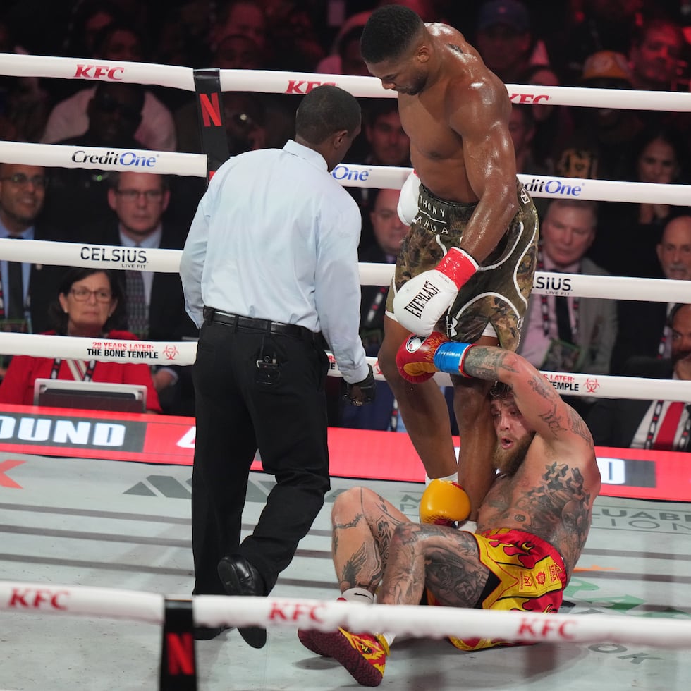 El bicampeón de peso pesado demostró por qué es uno de los mejores pegadores del deporte al derribar a Paul dos veces en el quinto asalto.