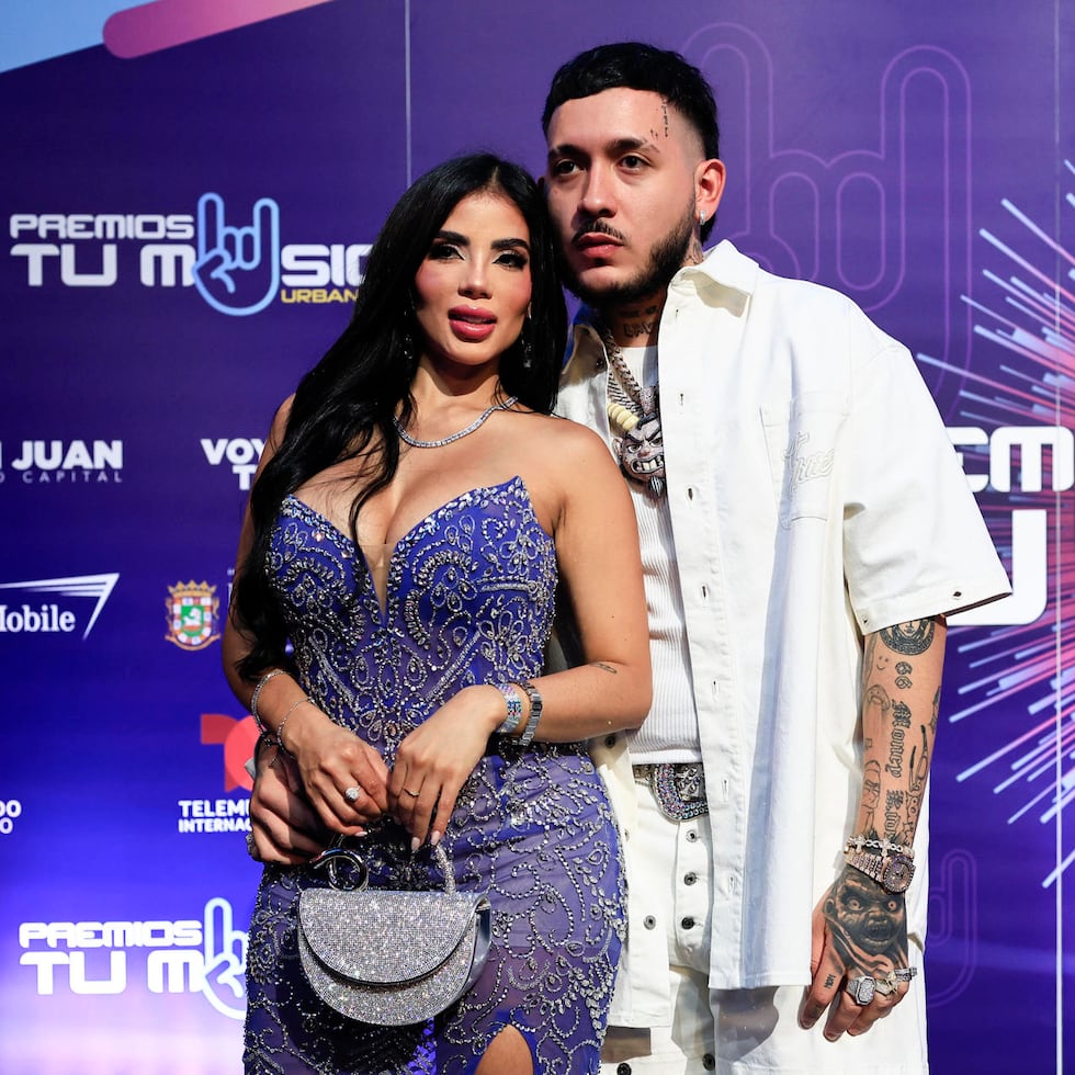 Karina García y Kris R en Premios Tu Música Urbano 2026.