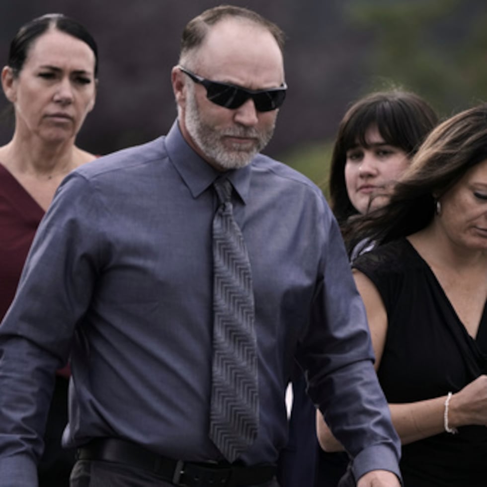 Los padres de Tyler Robinson, Matt Robinson y Amber Robinson, llegando al Palacio de Justicia del Cuarto Distrito antes de la vista judicial de Tyler Robinson, acusado del homicidio de Charlie Kirk.