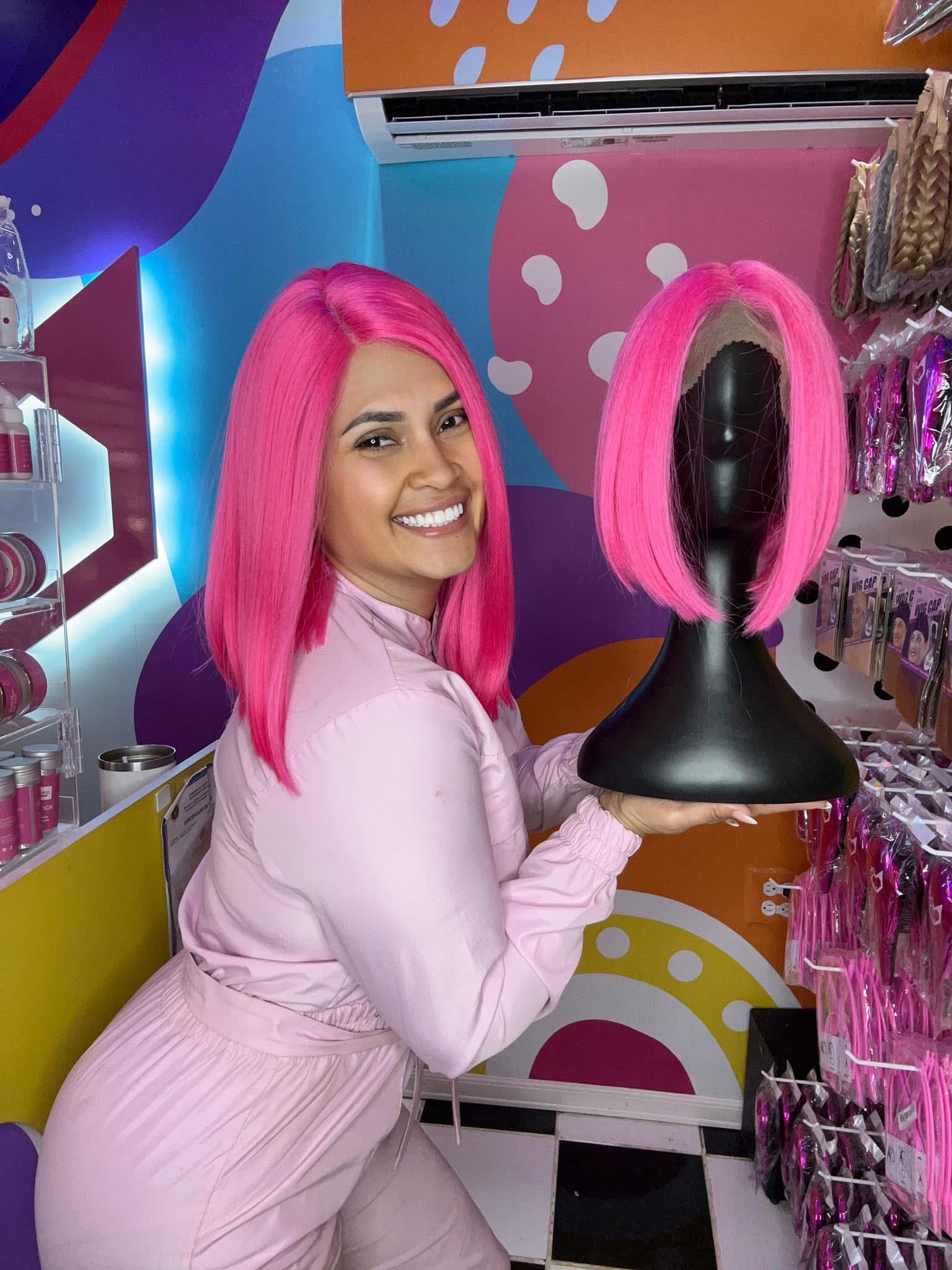 Imagen de la cobertura de: Kat Wig Studio reinvierte ganancias para mantener su negocio de pelucas