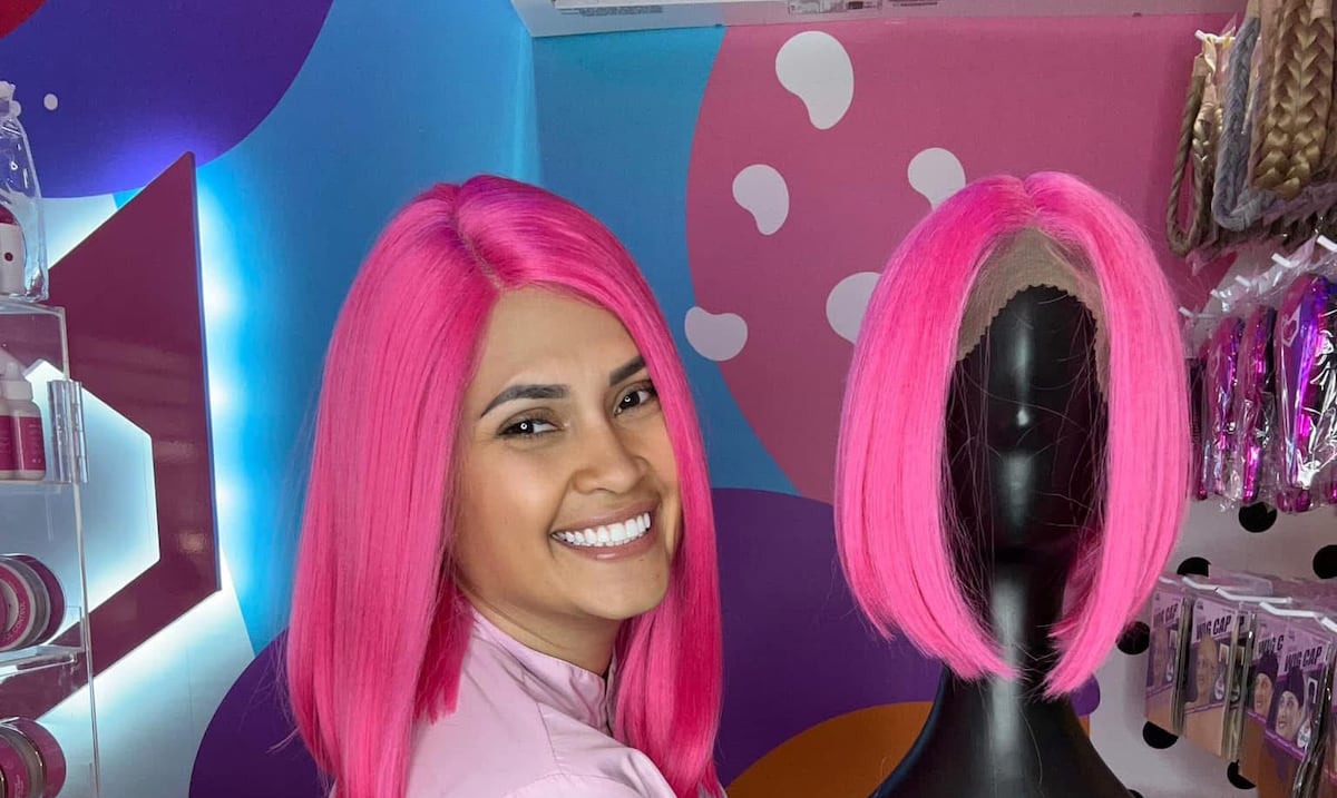 Emprendedora invirtió sus últimos $500 en pelucas para fundar Kat Wig Studio