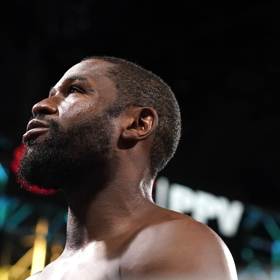 Floyd Mayweather Jr. se presenta en el cuadrilátero antes de una pelea de exhibición contra Logan Paul en el Hard Rock Stadium, 6 de junio de 2021, en Miami Gardens, Florida. Cuando el campeón invicto Floyd Mayweather Jr. enfrente a Mikuru Asakura, entrenado por Manny Pacquiao.