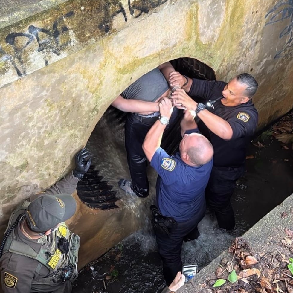 El prófugo fue uno de seis personas arrestadas tras la llegada de una yola a la costa de Hatillo.