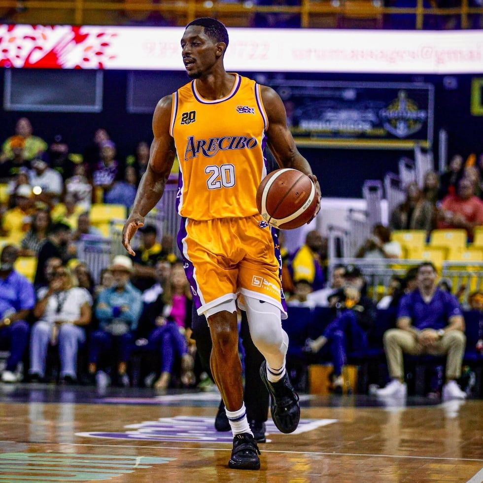 Brandon Knight maneja el balón con los Capitanes de Arecibo.