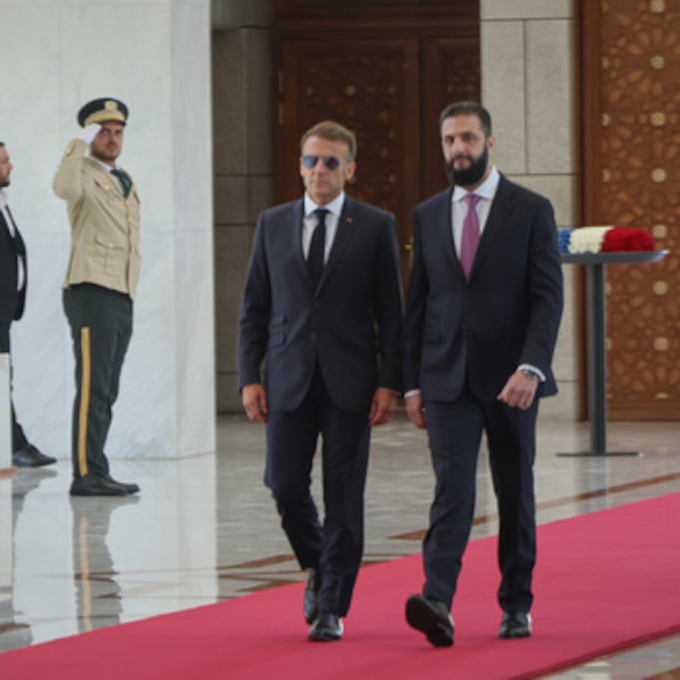 El presidente de Siria, Ahmad al-Sharaa (derecha) recibe al presidente de Francia, Emmanuel Macron, en el palacio presidencial de Damasco.
