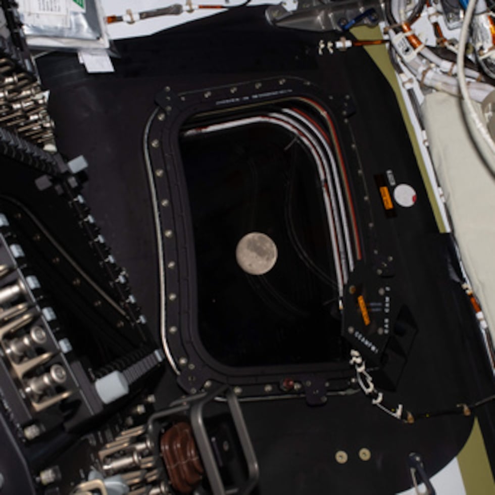 La tripulación informó a la NASA sobre matices de color, lo que ayudará a mejorar la comprensión científica de la Luna, pues tonos de marrón y azul que pueden percibirse de cerca ayudan a revelar la composición mineral característica y su antigüedad.