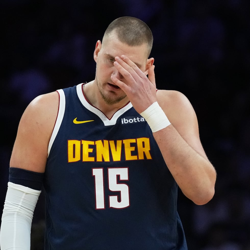 Nikola Jokic (15), de los Nuggets de Denver, camina en la cancha durante la primera mitad del juego contra el Heat de Miami.