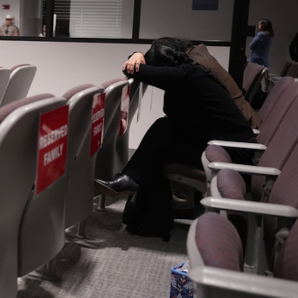 Miembros de la familia asisten al juicio del exoficial de policía del distrito escolar de Uvalde, Adrian Gonzales.