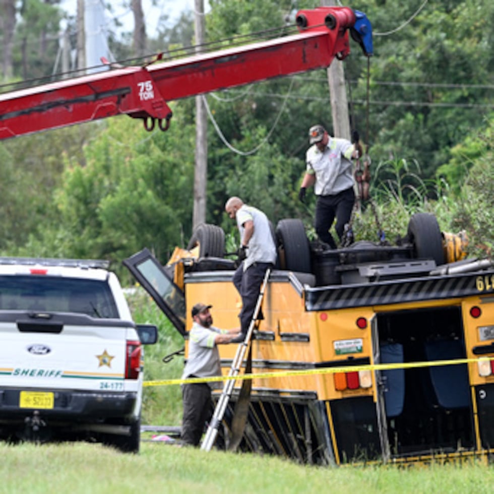 Un equipo de rescate de vehículos trabaja para enderezar un autobús escolar volcado tras un accidente mortal, el lunes 5 de octubre de 2026, en Winter Haven, Florida.