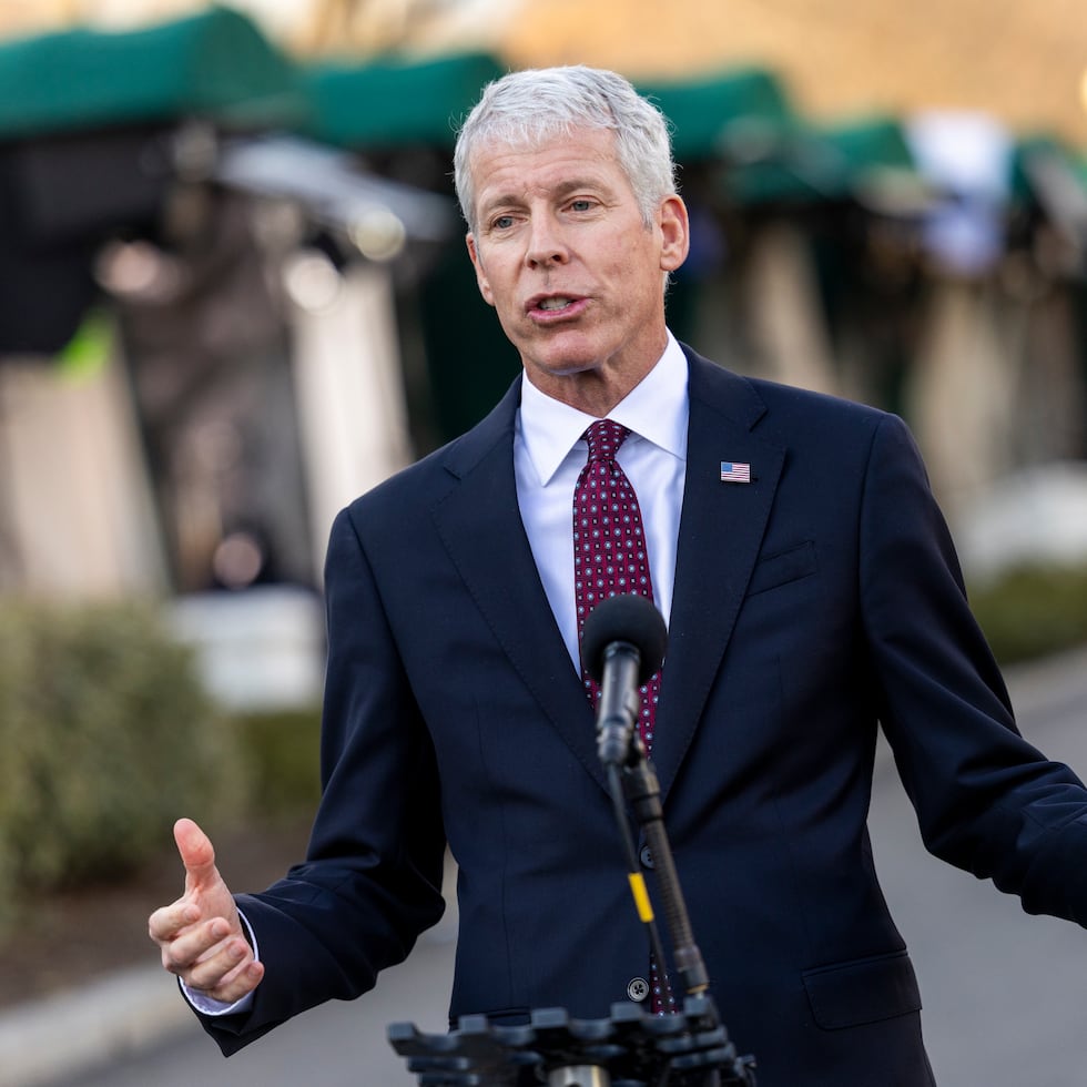 El secretario de Energía estadounidense advirtió este domingo que el precio promedio por galón de gasolina podría no volver a los niveles antes de la guerra hasta 2027.