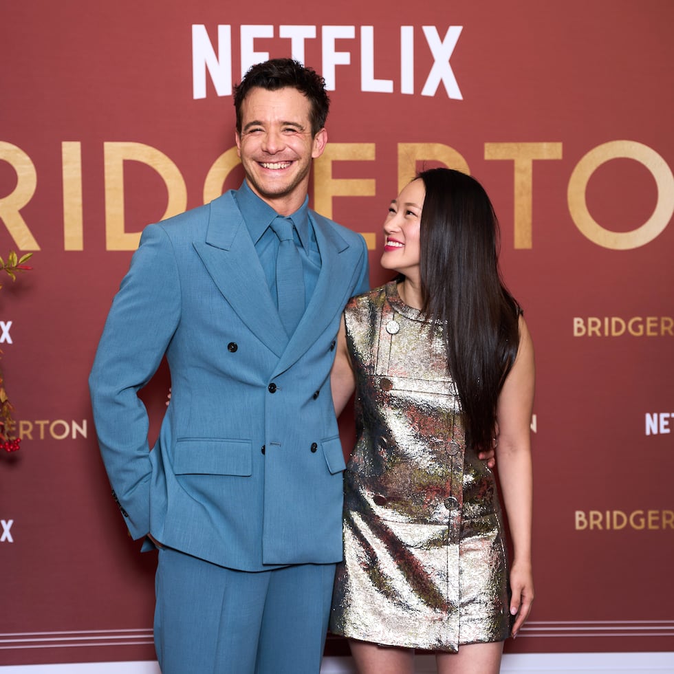 Luke Thompson y Yerin Ha.