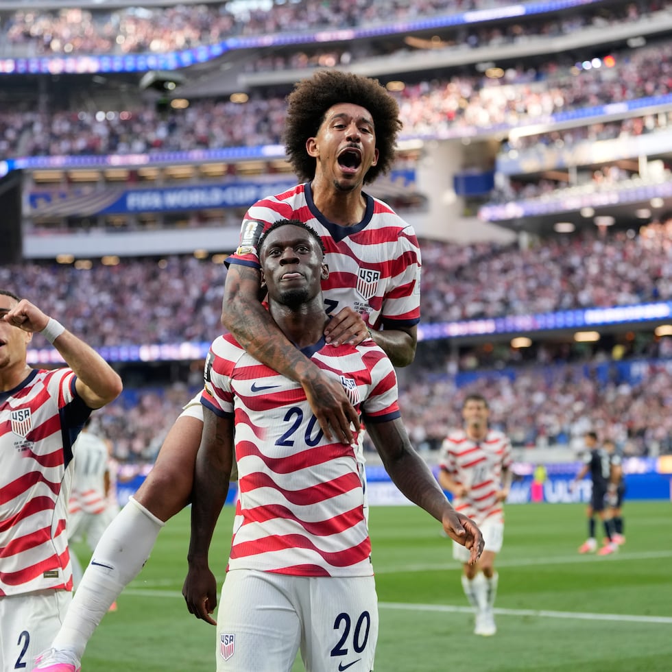 Folarin Balogun, de Estados Unidos, festeja tras anotar el tercer gol de su selección ante Paraguay.