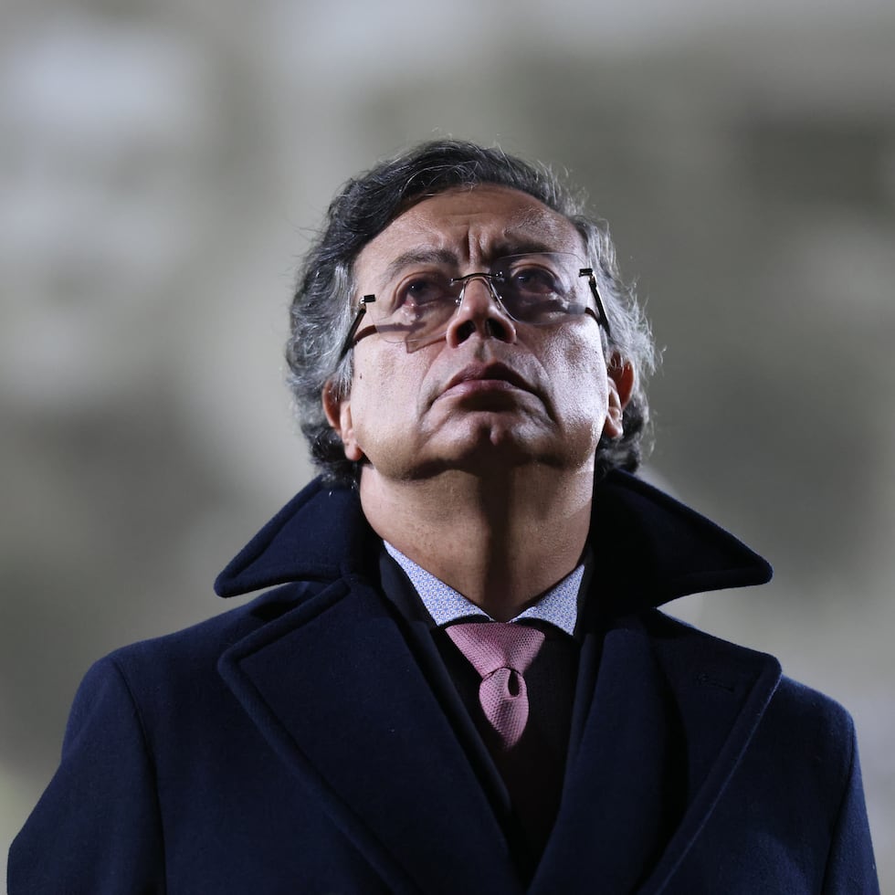 El presidente colombiano Gustavo Petro observa durante la ceremonia de juramentación de los nuevos comandantes militares.
