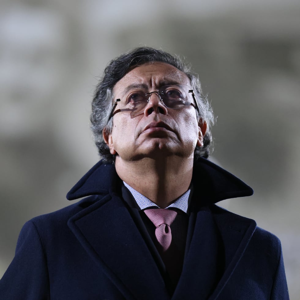 El presidente colombiano Gustavo Petro observa durante la ceremonia de juramentación de los nuevos comandantes militares.