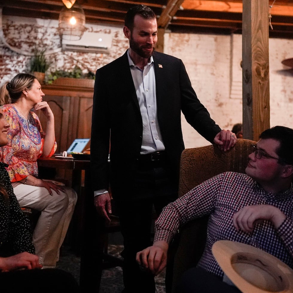 El candidato republicano Clay Fuller dialogó con electores en la noche del martes, tras la primera vuelta de la elección especial.
