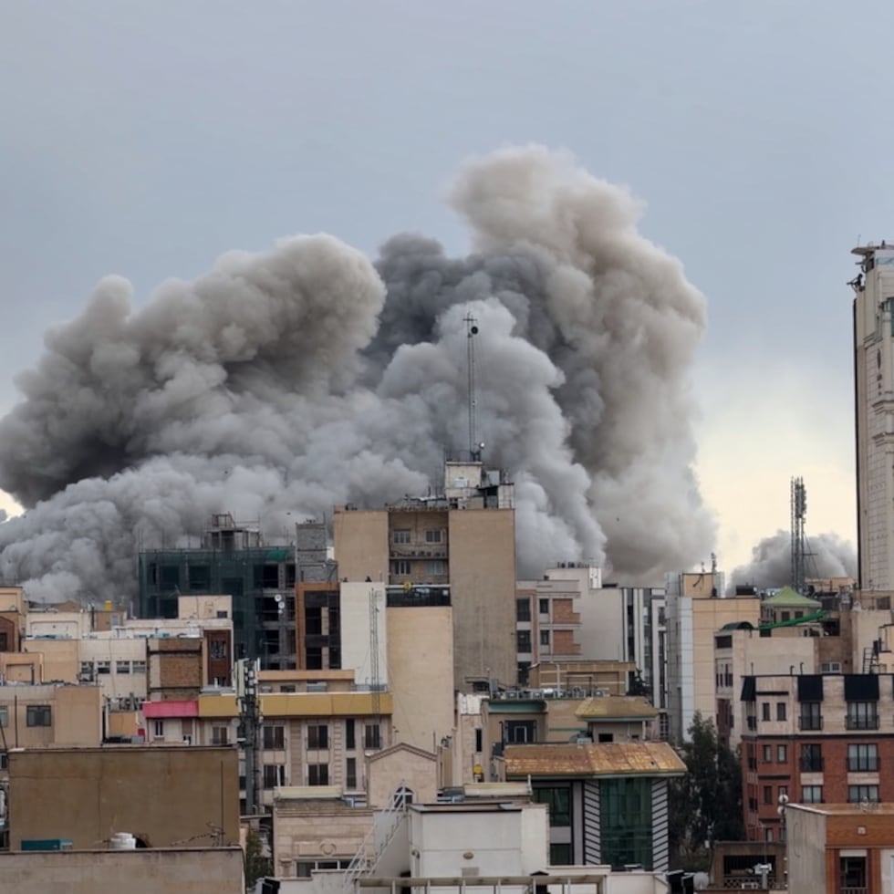 Una columna de humo se eleva tras un ataque en Teherán, Irán, el lunes 2 de marzo de 2026.