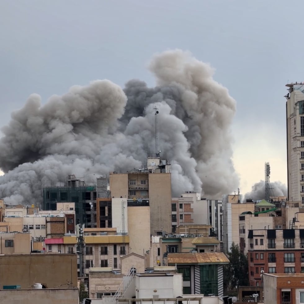 Una columna de humo se eleva tras un ataque en Teherán, Irán, el lunes 2 de marzo de 2026.