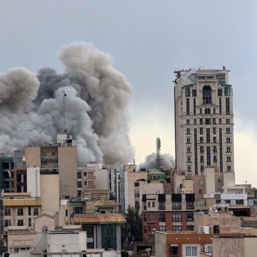 Una columna de humo se eleva tras un ataque en Teherán, Irán, el lunes 2 de marzo de 2026.