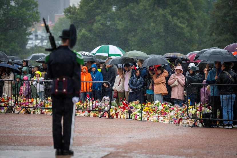 Dolientes esperan bajo la lluvia la llegada de los restos mortales del rey Harald V al Palacio Real en Oslo, Noruega, el 28 de agosto de 2026. (Heiko Junge/NTB via AP)