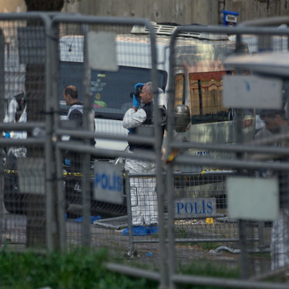 Investigadores de la policía turca trabajan en el lugar después de un ataque con hombres armados en un edificio que alberga el Consulado de Israel en Estambul.