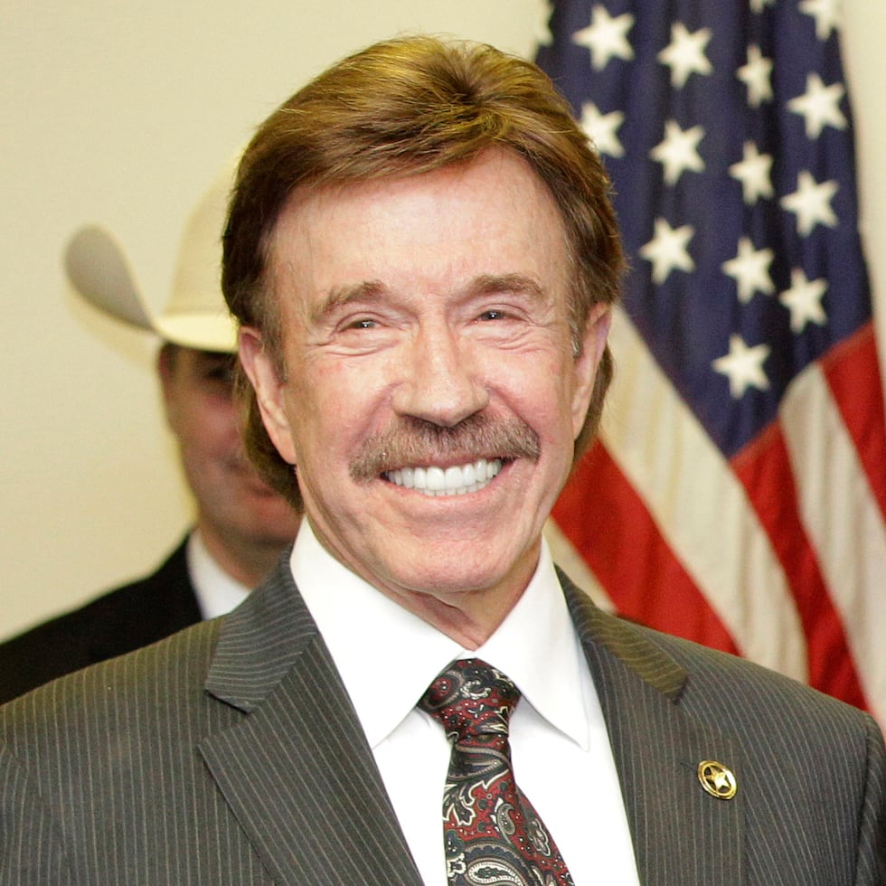 ARCHIVO - En esta foto del 2 de diciembre de 2010, el actor Chuck Norris tras una ceremonia en Garland, Texas. El manager de Norris dice que el astro de "Walker, Texas Ranger" no estuvo presente en el asalto fatal de la semana pasada en el Capitolio estadounidense. Una foto de un hombre que se parece a Norris aparentemente con un miembro del motín comenzó a ser tendencia en internet. (AP Foto/Tony Gutiérrez, Archivo)